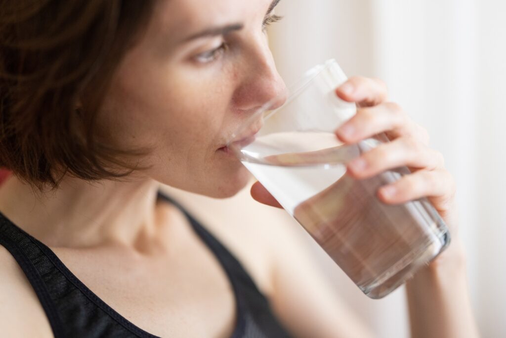 beber agua para hidratar e emagrecer de forma saudável